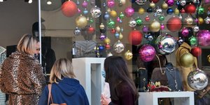 γυναικες κοιτουν βιτρινα 