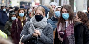 Γυναίκες περπατούν με μάσκες στην Αυστρία