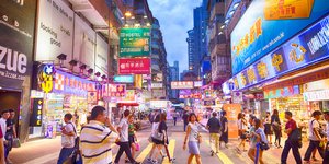 κόσμος περπατά στο Χονγκ Κονγκ