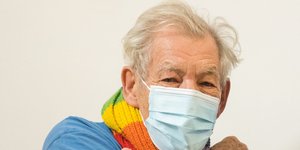 Ο Ιαν ΜακΚέλερ έκανε το εμβόλιο της Pfizer για τον κορωνοϊό