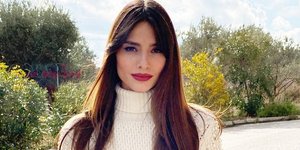 Η Ηλιάνα Παπαγεωργίου με λευκό ζιβάγκο