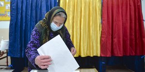 Ηλικιωμένη ρίχνει τη ψήφο της στην Ρουμανία