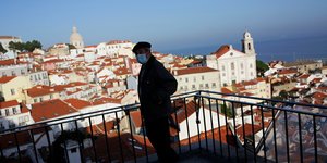 Ηλικιωμένος σε ταράτσα με μάσκα στην Πορτογαλία