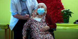 Ηλικιωμένη 102 ετών στο Βέλγιο κάνει το εμβόλιο της Pfizer για τον κορωνοϊό