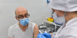 Άνδρας κάνει το εμβόλιο για τον κορωνοϊό στη Μόσχα