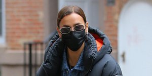 H Ιρίνα Σάικ με μάσκα και μπουφάν