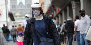 Γυναίκα με μάσκα για τον κορωνοϊό στο Εκουαδόρ