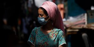 Ισραηλινή με μαντίλα και μάσκα