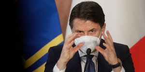 Ο Ιταλός πρωθυπουργός Τζουζέπε Κόντε με μάσκα