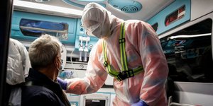 Ειδικός στην Ιταλία με μάσκα και στολή πραγματοποιεί τεστ για τον κορωνοϊό