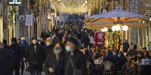 Πλήθος κόσμου στην χριστουγεννιάτικη αγορά της Ρώμης