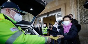 Πολίτες με μάσκες στην Ιταλία