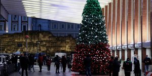 Κάτοικοι της Ρώμης σε πλατεία δίπλα σε χριστουγεννιάτικο δέντρο