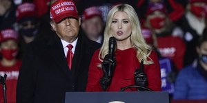 Η Ιβάνκα Τραμπ με τον πατέρα της Ντόναλντ Τραμπ