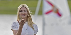 Η Ιβάνκα Τραμπ με λευκό φόρεμα 