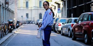 γυναίκα με τζιν στην εβδομάδα μόδας