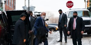 O Τζο Μπάιντεν βγαίνει από αυτοκίνητο φρουρούμενος και φορώντας μάσκα
