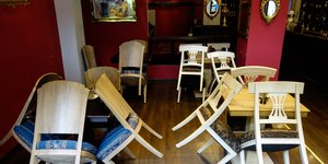 καφε κλειστες καρεκλες