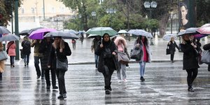 κόσμος με ομπρέλες στην Αθήνα