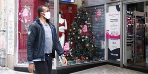 Ανδρας μπροστα σε βιτρίνα μαγαζιού για τα Χριστούγεννα