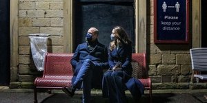 Ο πρίγκιπας Γουίλιαμ και η Κέιτ Μίντλετον περιμένοντας το βασιλικό τρένο