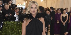 Η Κέιτ Μος με μαύρο μίνι φόρεμα