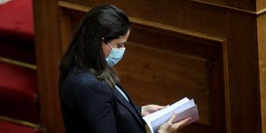 Η Νίκη Κεραμέως διαβάζει στη βουλή