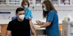 Ο υπ. Υγείας Βασίλης Κικίλιας κάνει το εμβόλιο
