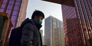 Ανδρας με μάσκα στην Κίνα