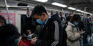 Με μάσκες η νέα κανονικότητα στην Κίνα