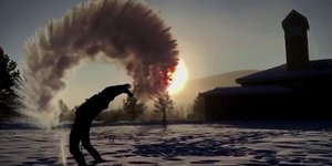 Ανθρωπος πετά νερό στον αέρα και γίνεται πάγος