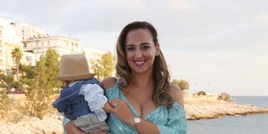H Κλέλια Πανταζή με τον γιο της αγκαλιά
