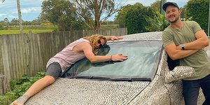 Οι δυο κωμικοί Marty and Michael ποζάρουν δίπλα στο γεμάτο κέρματα αυτοκίνητο