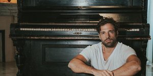 Ο Κωνσταντίνος Αργυρός σε φωτογραφία με πιάνο