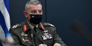 Ο Κωνσταντίνος Φλώρος με μάσκα
