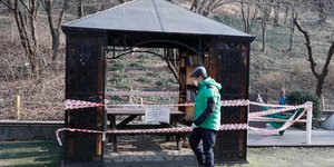Κορεάτης περνά δίπλα από κλειστό κιόσκι