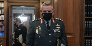 κορωνοϊός Κωνσταντίνος Φλώρος με μάσκα