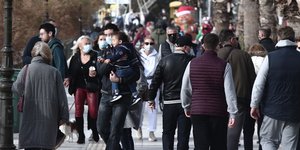 Βόλτα πολιτών με μάσκες