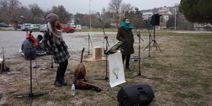 κορρωνοϊός μπάντα παίζει μουσική στο «Παπανικολάου»