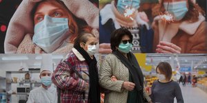 Δυο γυναίκες με μάσκα περπατούν στην Ισπανία