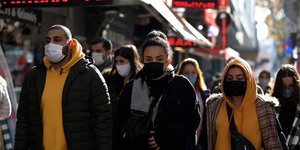 Κόσμος με μάσκες στους δρόμους