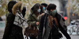 Πολίτες στην Ισπανία κυκλοφορούν φορώντας μάσκες για τον κορωνοϊό