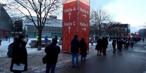 Κόσμος περιμένει στην ουρά για να κάνει τεστ κορωνοϊού