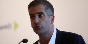 Ο Κώστας Μπακογιάννης μιλάει στο μικρόφωνο