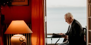 Ο Κώστας Λεφάκης στο γραφείο του στον Πειραιά 