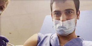 Κρητικός γιατρός κάνει το εμβόλιο για τον κορωνοϊό στη Βρετανία