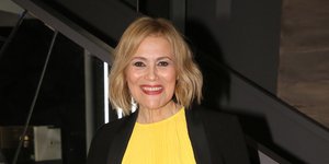 H Κωνσταντίνα Μιχαήλ με κίτρινη μπλούζα