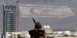 Στρατιώτης κοιτά τον Πενταδάκτυλο στην Κύπρο