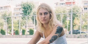 Λαμπρινή Γεωργιάδου με φόρμα κάθεται σε μπάλα μπάσκετ