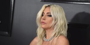 Η Lady Gaga με ασημένιο φόρεμα